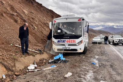 Erzurum'da servis midibüsü yamaca çarptı: 1 ölü, 16 yaralı