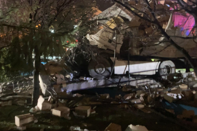 Ankara'da freni boşalan tır parka daldı: 1 ölü