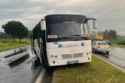 Aydın'da işçi taşıyan servis aracı orta refüje çıktı