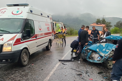 Aydın'da tıra çarpan Fiat Tofaş otomobil kağıt gibi ezildi