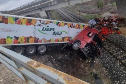 Afyonkarahisar'da kaza yapıp tren yoluna düşen tır nedeniyle seferler 3 saat aksadı