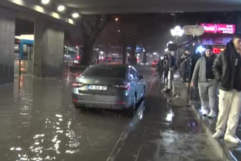 Ankara'da sağanak sonrası yollar göle döndü