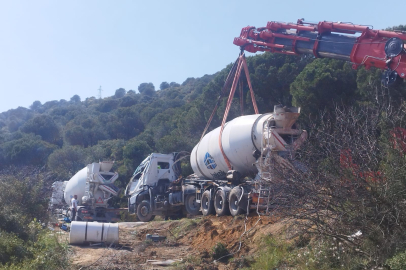 Bursa'da kontrolden çıkıp devrilen beton mikserinin sürücüsü ağır yaralandı