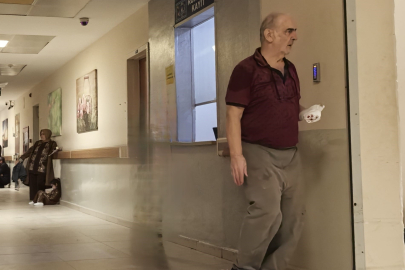 Bursa'da odun keserken az daha elini kaybediyordu