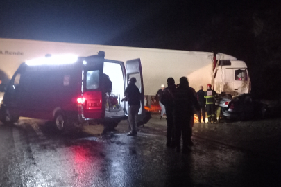 Kütahya'da tır, otomobilin üzerine devrildi: 1 ölü