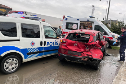 Polis aracının da karıştığı zincirleme kazada 6 kişi yaralandı