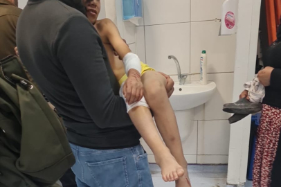 Sokakta oyun oynarken başıboş köpeklerin saldırısına uğrayan çocuk yaralandı