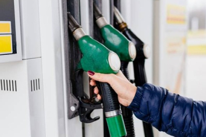 Akaryakıtta indirim rüzgarı gelir mi? Bu tarihe dikkat: Benzin ve motorinde tabela değişecek!