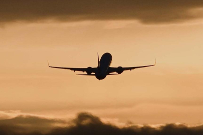 Alkollü yolcu, uçağın acil çıkış kapısını 2 kez açmaya çalıştı