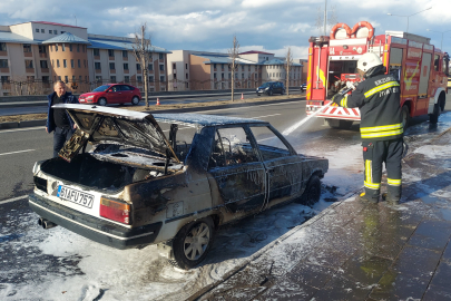 Erzurum'da seyir halindeki araç alev topuna döndü