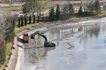 Eskişehir'de Porsuk Çayı'nı temizleyen 30 tonluk dev ekskavatör çamura gömüldü