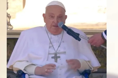 Papa 'Jübile' törenine katıldı! Hastalığı sonrası ilk kez halkı selamladı