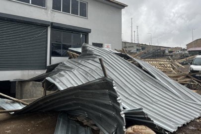 Bitlis'te fırtına çatıları uçurdu