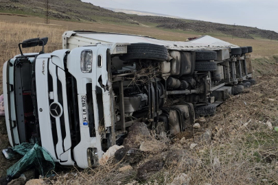 Bitlis'te meyve suyu yüklü tır şarampole devrildi