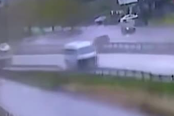 İstanbul Büyükçekmece E-5 karayolunda kamyon devrildi: 1 yaralı