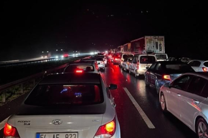 Sakarya'da otoyolda makaslayan tır uzun araç kuyruklarına sebep oldu