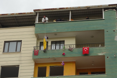 Malatya'da yıkım kararı verilen binasında intihar girişiminde bulunan kadını polis kurtardı