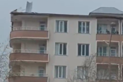 Muş’ta fırtına çatıları uçurdu