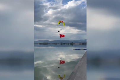 Paramotorla Bursa İznik Gölü üzerinde ay-yıldızlı şölen!