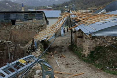 Erzican'da fırtına çatıları uçurdu
