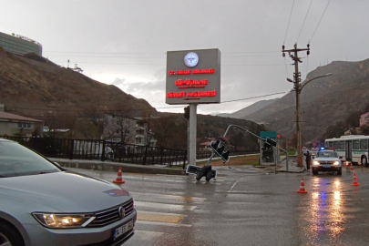 Gümüşhane’de fırtına trafik ışıklarını devirdi