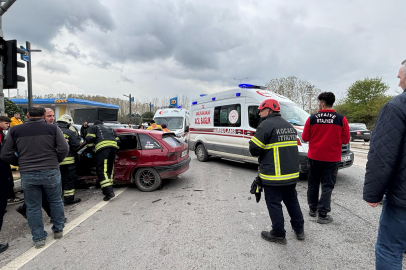 Kocaeli'de hastayı hastaneye yetiştirmeye çalışan ambulans otomobille çarpıştı