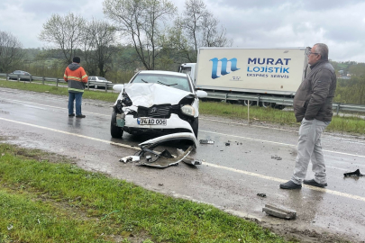Zonguldak'ta seyir halinde giden otomobil, traktöre çarptı: 2 yaralı
