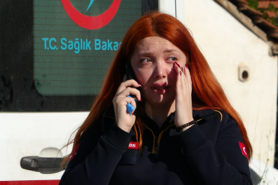 Antalya'da hasta taşıyan ambulansla otomobil çarpıştı, sağlık görevlisi gözyaşlarına hakim olamadı