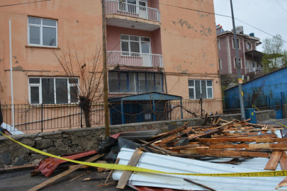 Hakkari'de rüzgar nedeniyle 93 çatı hasar gördü