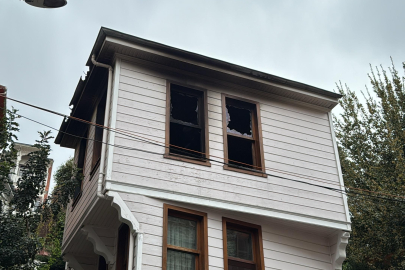 İstanbul Sarıyer'de ahşap binada korkutan yangın: Muhtar yangını canlı yayınla duyurdu