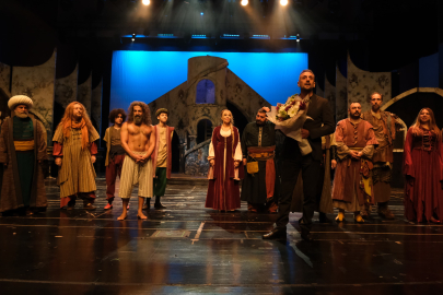 Bursa'da "Uçmak Hezarfen Ahmed Çelebi" oyunu sanatseverlerle buluştu