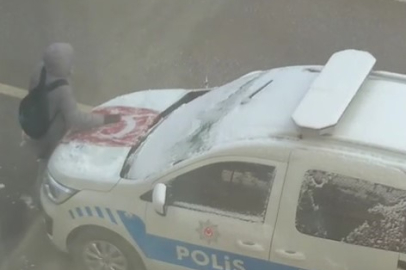 Bilecik'te Türk Bayrağı'nın üzerindeki karları temizleyen çocuk takdir topladı