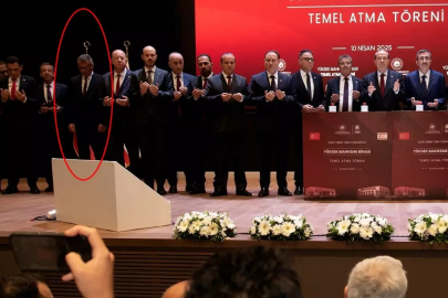 Cumhurbaşkanı Yardımcısı Cevdet Yılmaz'ın katıldığı törende duaya el kaldırmadı