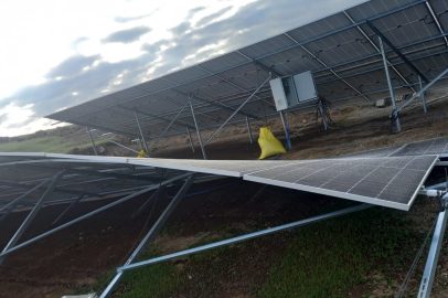 Kars Akyaka’da rüzgar ısı sitemlerini uçurdu