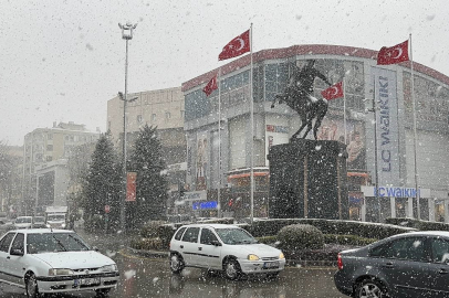 Nisan ortasında kar sürprizi: Niğde beyaza büründü