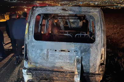 Şırnak Cizre’de alevlere teslim olan hafif ticari araç kullanılmaz hale geldi