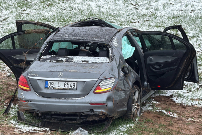 Sivas'ta nişana giderken kaza yaptılar: 2'si ağır 3 yaralı