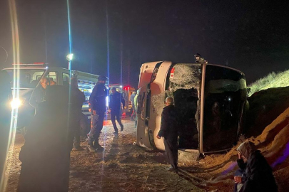 23 fabrika işçisini taşıyan otobüs kaza yaptı