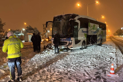 Erzincan'da yolcu otobüsü aydınlatma direğine çarptı: 2 kişi yaralandı