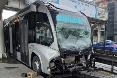 İstanbul'da feci Kaza! Metrobüsler çarpıştı: 10 kişi yaralandı