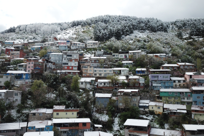 Bursa Uludağ'ın eteklerinde evler beyaz örtüyle kaplandı