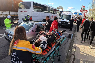 Aksaray’da kazada yaralılara kaldırımda müdahale