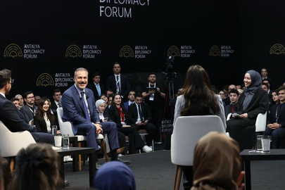 Bakan Fidan, "ADF Youth" etkinliğinde üniversite öğrencileriyle buluştu