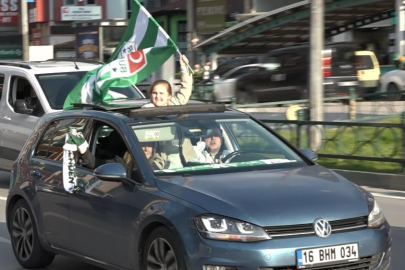 Bursasporlu taraftarlar şampiyonluk coşkusuyla sokaklara akın etti!