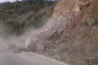 Yalova'da dev kayalar yolu kapattı!