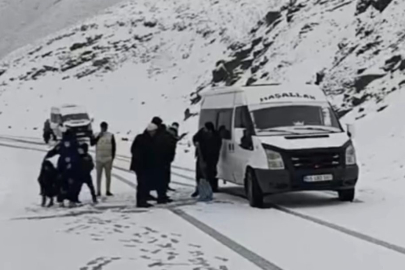 Hakkari'de iki minibüs karla kaplı yolda mahsur kaldı