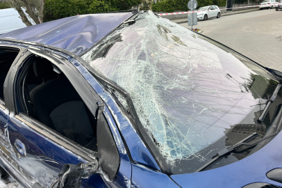 İstanbul Küçükçekmece’de dubalara çarpan araç takla attı