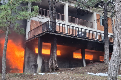 Amasya’da 3 katlı binada çıkan yangın ormana sıçramadan söndürüldü