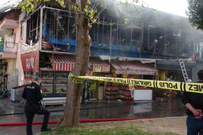 Antalya'da market yangınında kendilerini dışarı atan işletme sahibi kadın ve oğlu gözyaşlarına boğuldu