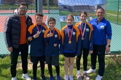 Bursa Osmangazi’nin genç raketleri kortta yıldızlaştı